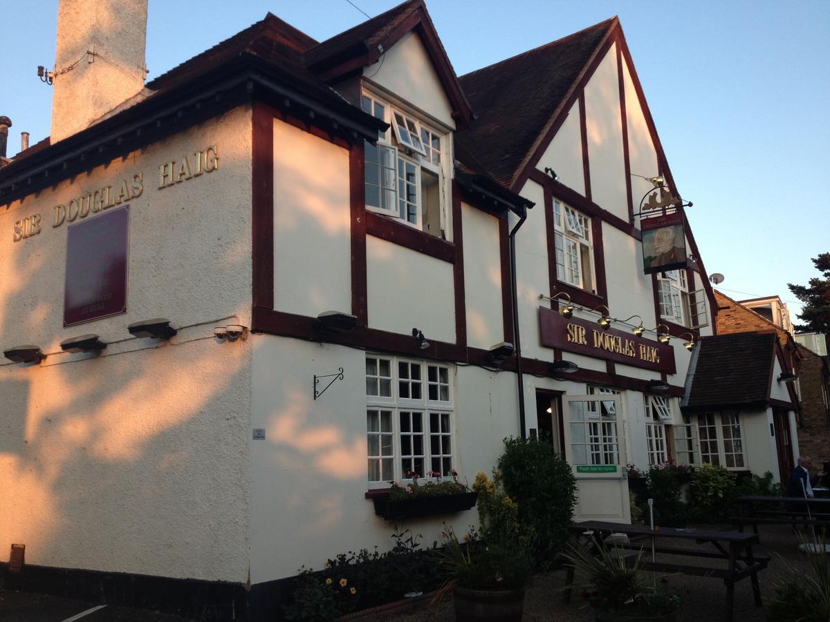 Sir Douglas Haig Inn Effingham 外观 照片